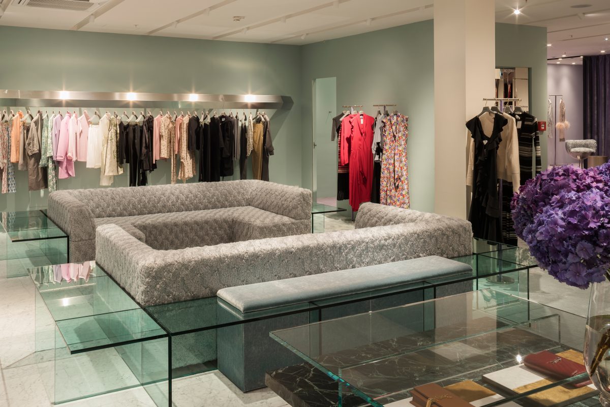 Mytheresa Store München sofa Geometrie Klamotten showroom