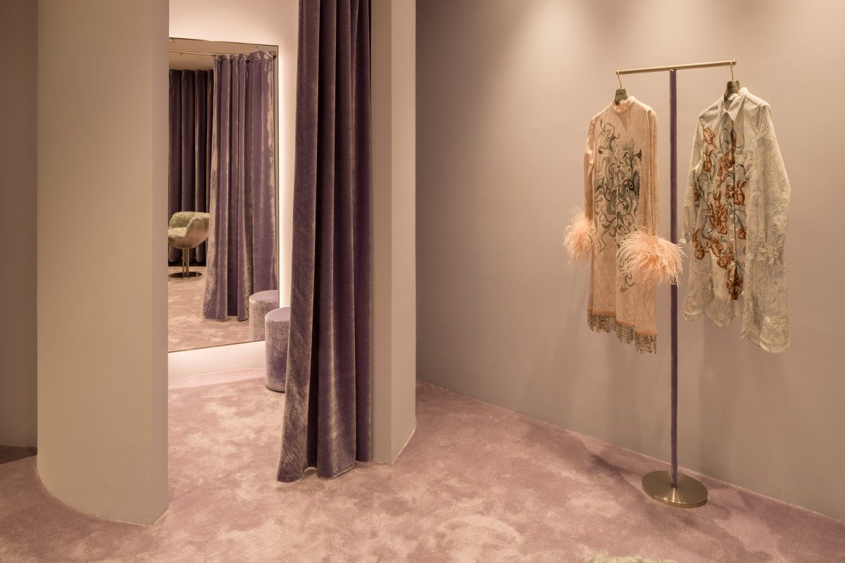 Mytheresa Store München Klamotten Bügel Umkleidekabine