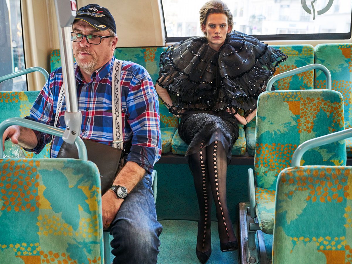 Lena Hardt im Bus fotografiert für Achtung Mode