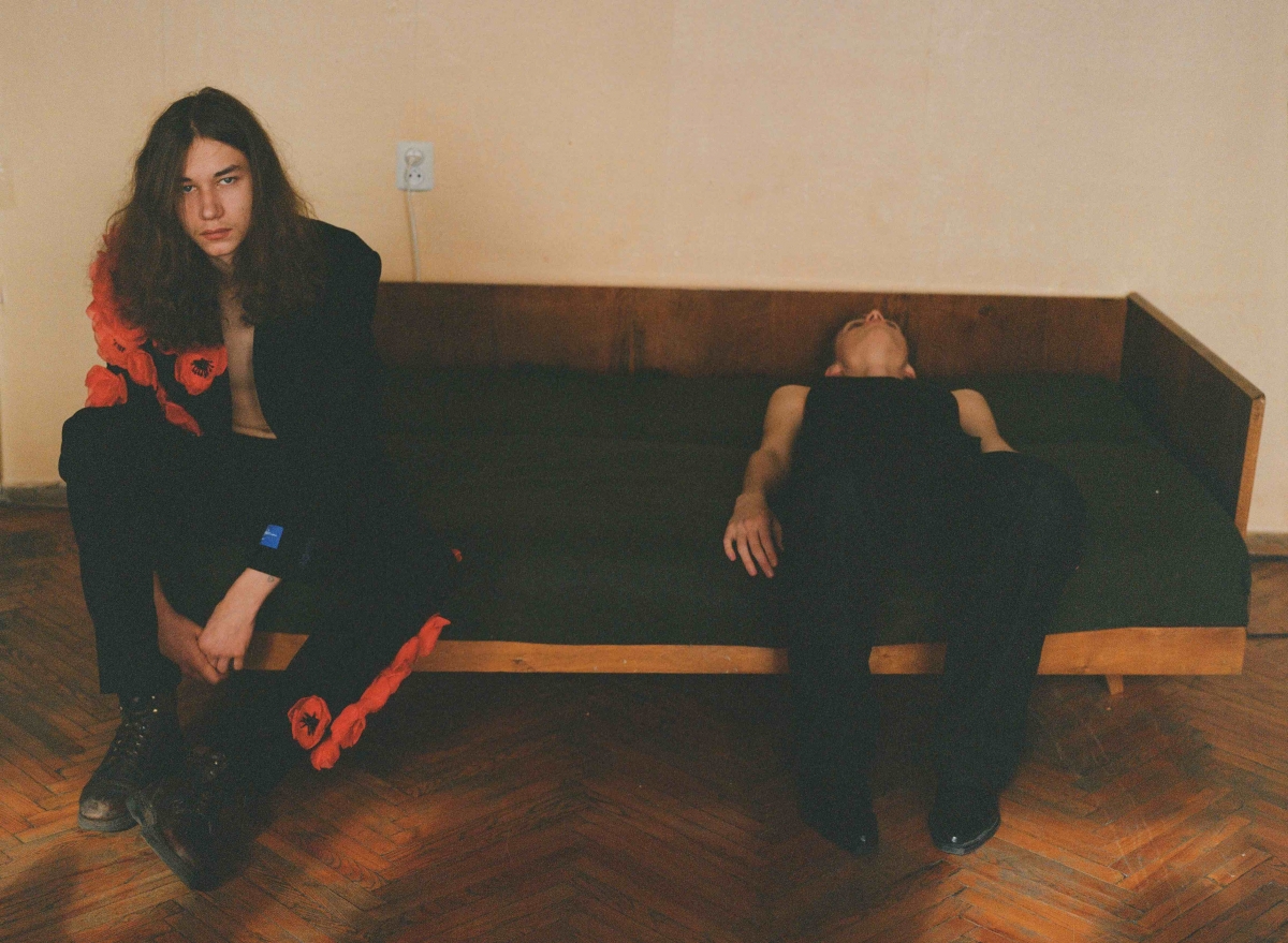 Anton Belinskiy Black couch two models red