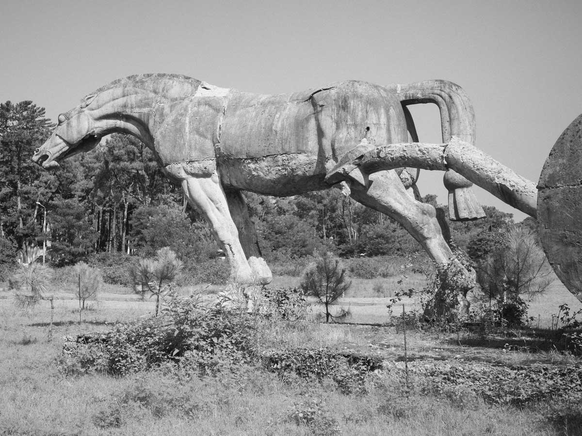 östliche Ende Europas 10 Ost Europa Black white Art Horse Dragon Sculpture Skulptur