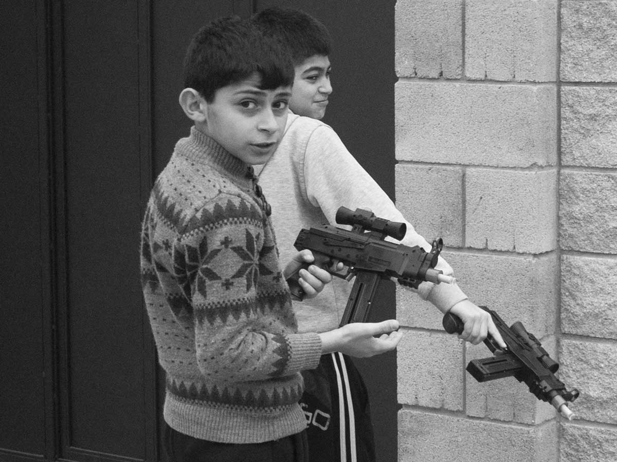 östliche Ende Europas 3 Eat End of Europe two boys with Toy Guns Black White