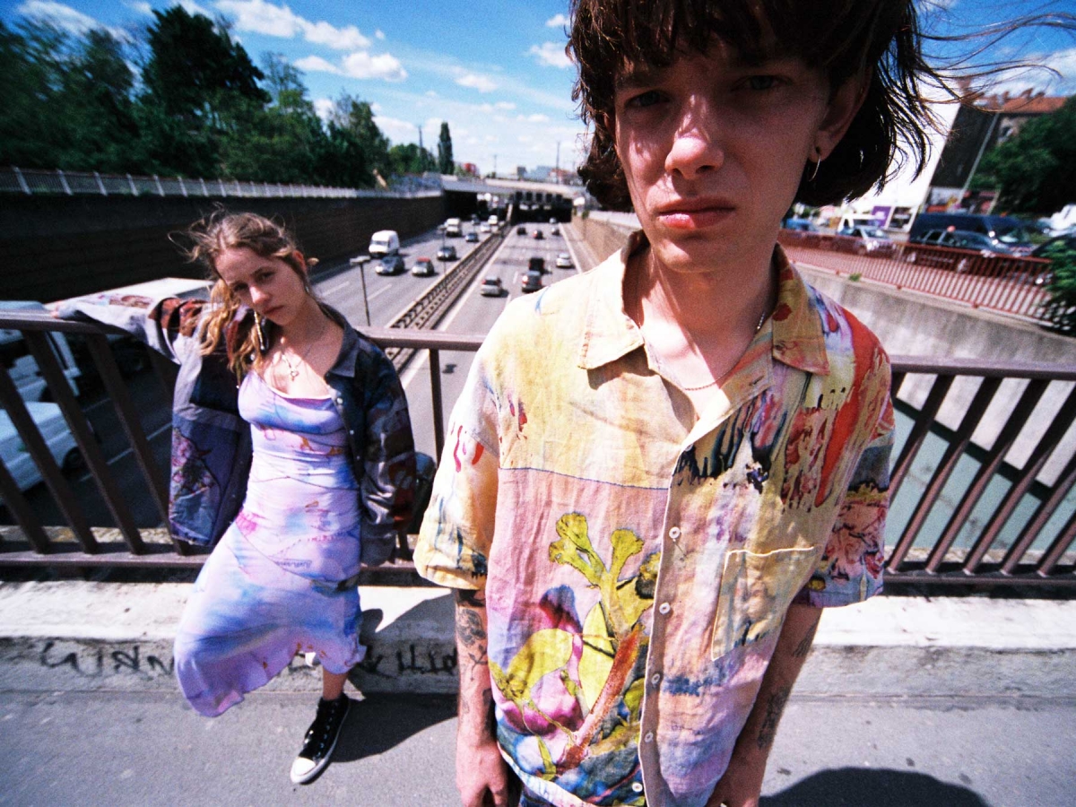 julia seemann flavio zimmermann in bloom two models puprle dress yellow pink shirt 90s road fence