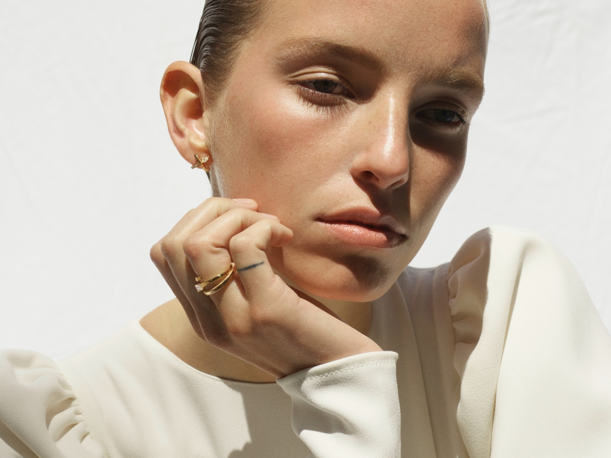 Ina Beissner Schmuck Jewelry Model Portrait white Blouse Gold