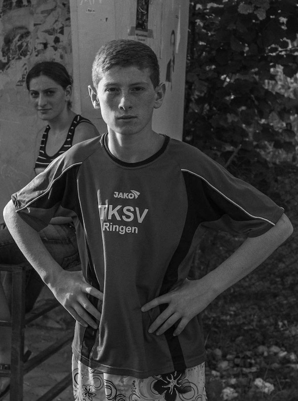 Am östlichen Ende Europas_Featured Ost Europa zwei Jungs Fußball Portrait Black White