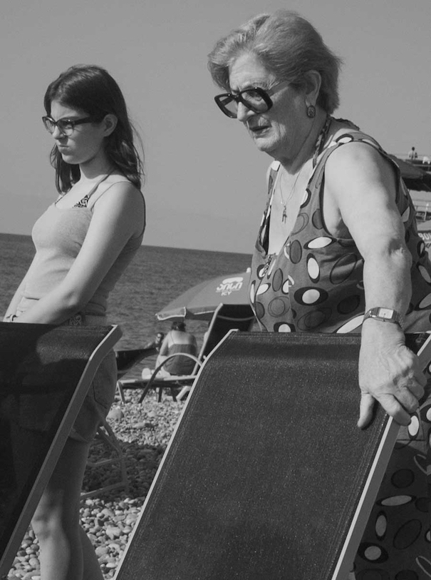 Am östlichen Ende Europas_Image2 Ost Europa Soviet Zwei Frauen jung Alt Strand Schwarz weiss