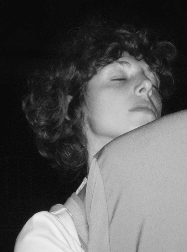 Am östlichen Ende Europas_Image3 Ost Europa Woman Portrait Black White Curly Hair closed Eyes Hug