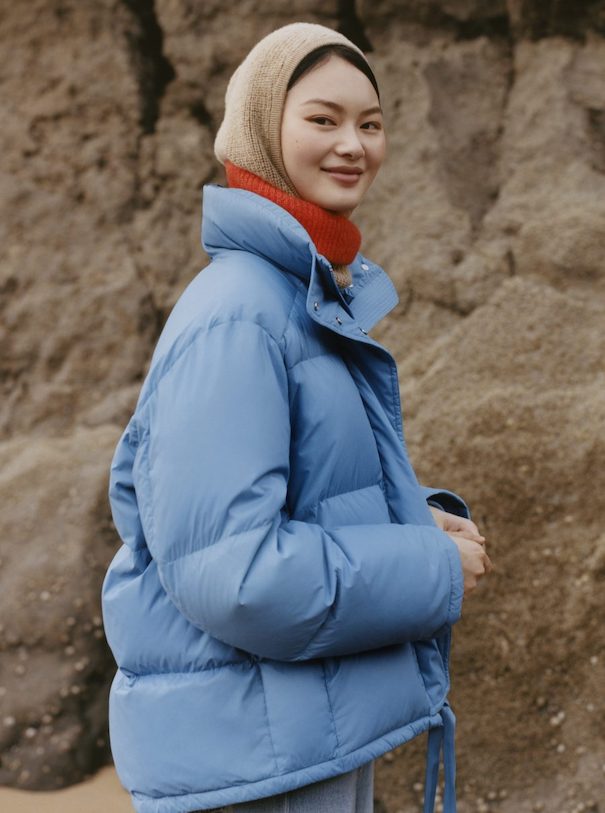 Arket upcycled Daunen Jacke Model Jacket blue red scarf beige head scarf