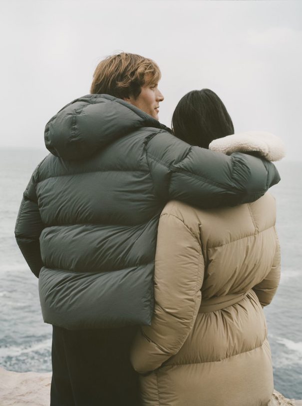 arket upcycled daunen jacke zwei models grau beige rücken strand mann frau