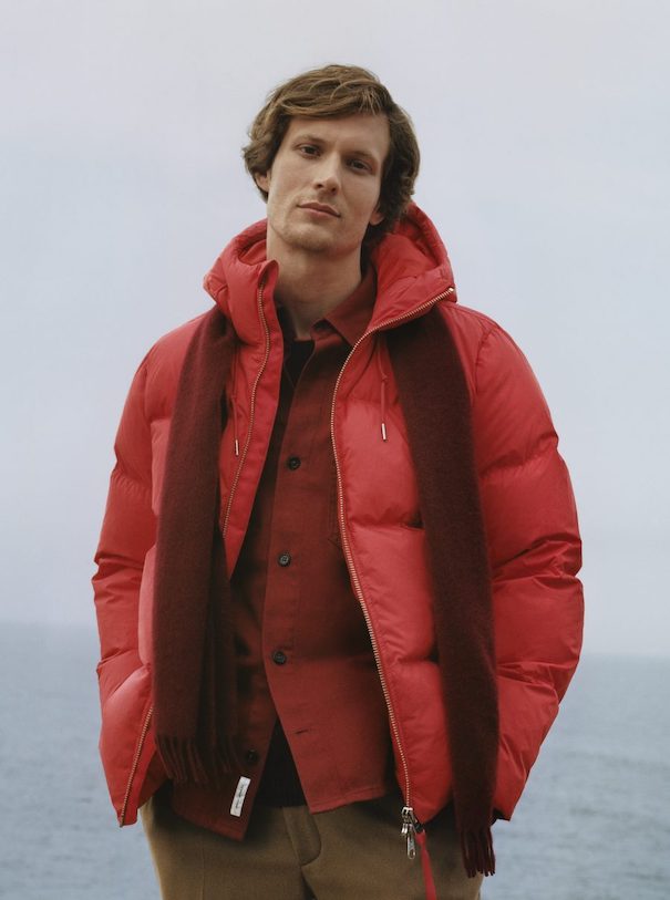 upcycled daunenjacke model rot schal strand braune haare
