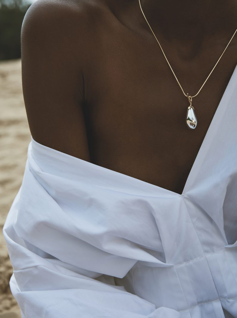 Ernte sei dank weiße Bluse schulterfrei Kette Perle minimal