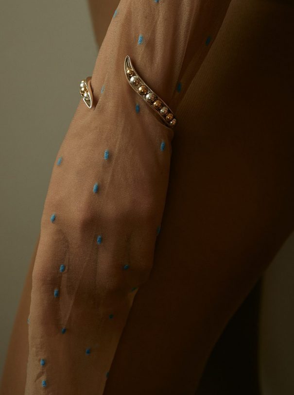 Sleeve beige blue dots gold bracelet