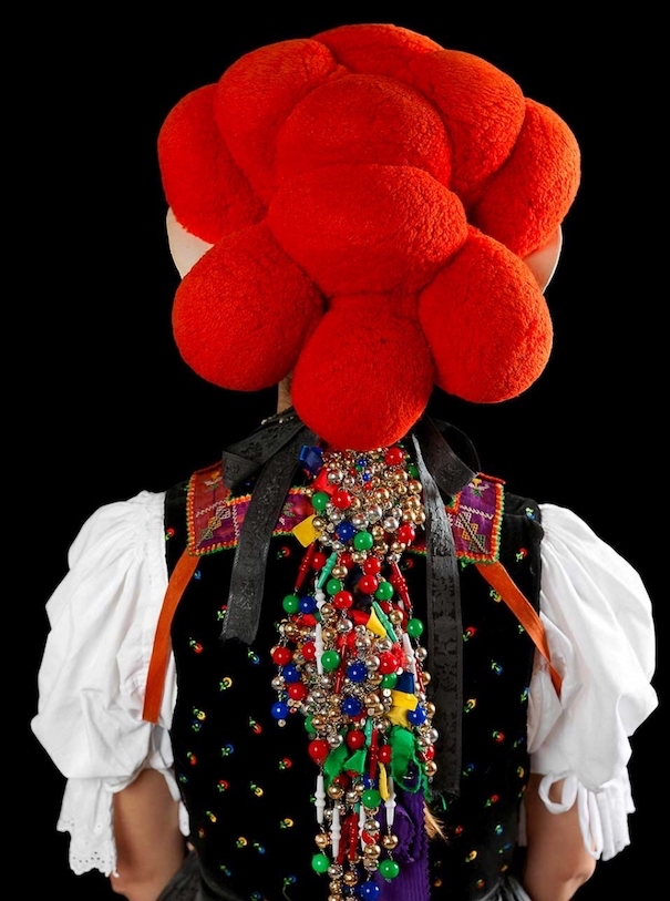 Gregor Hohenberg Traditional Couture Cover Bommelhut Schwarzwald Tracht Rot