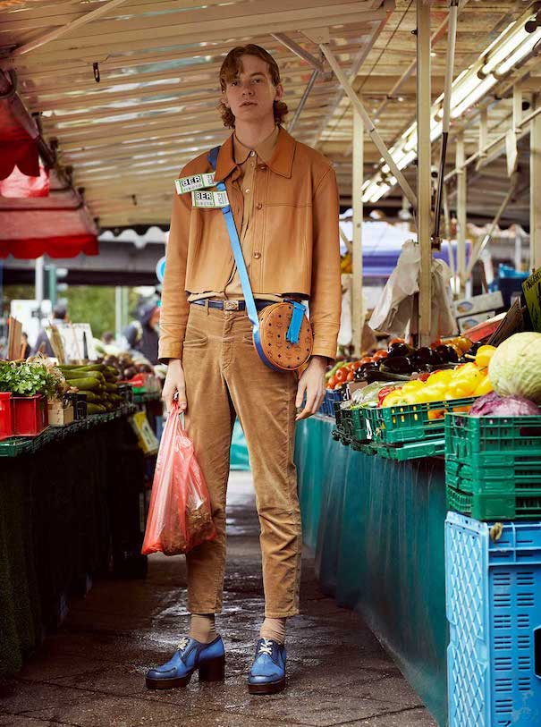 Gregor Hohenberg Model Outfit Braun Beige Schuhe Blau Markt Market Plastic Bag