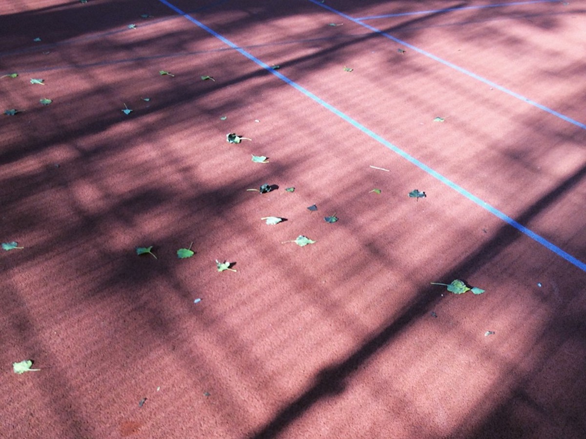 berlin sportplatz rot licht schatten