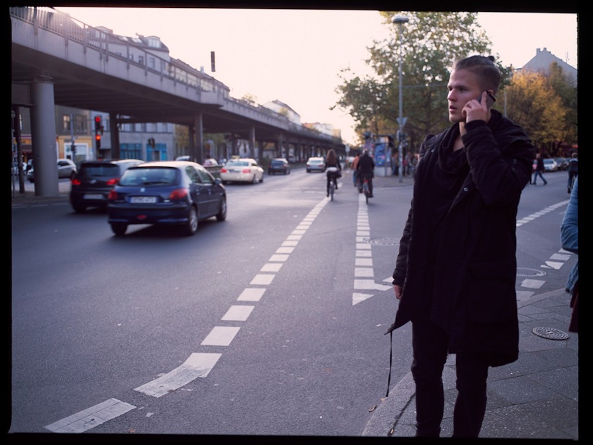 kreuzberg berlin mann telefoniert straße