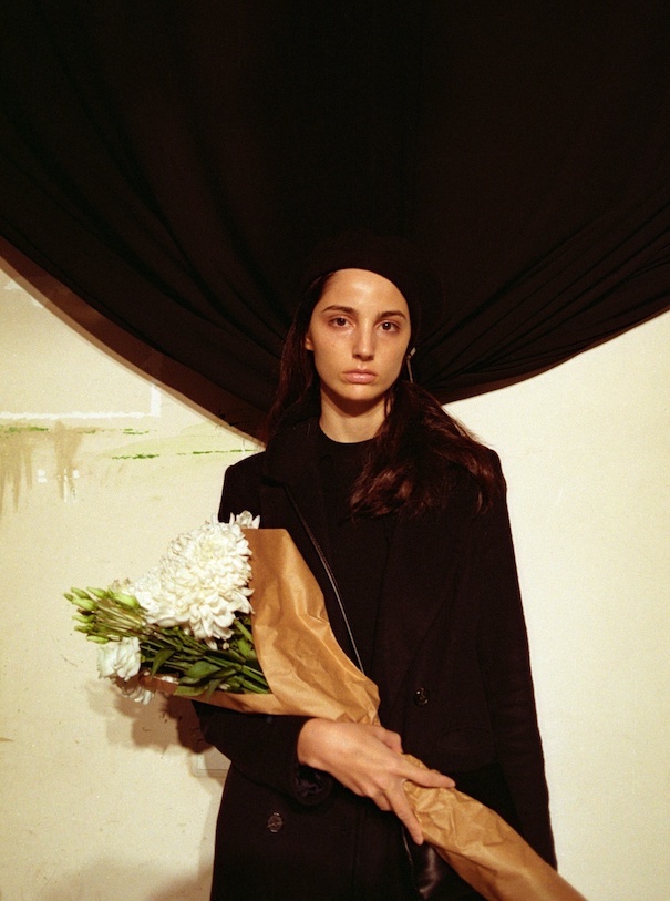 Levan Maisuradze_Image6 Frau mit Blumen in Georgien Tiflis Foto von Levan Maisuradze