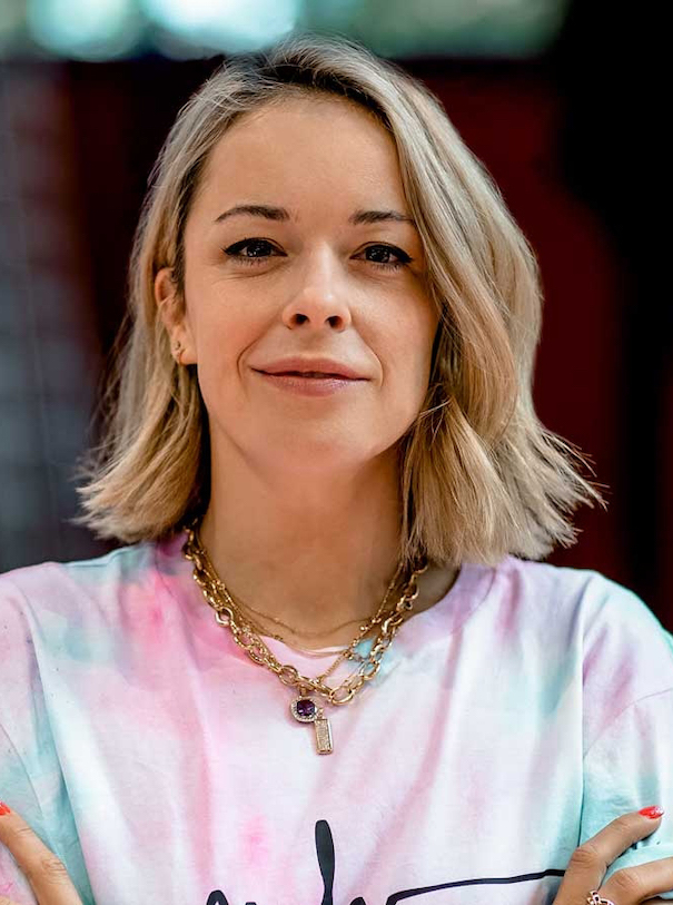 Marina Hoermanseder Portrait Gesicht Blond Rosa Grün T-Shirt