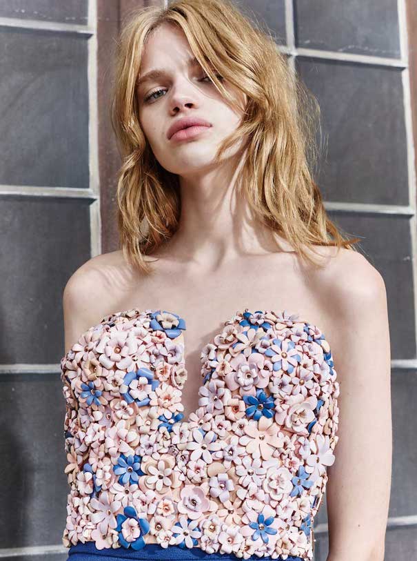 Marina Hoermanseder Bustier Top Blumen Rosa Blau Model blond graue Wand