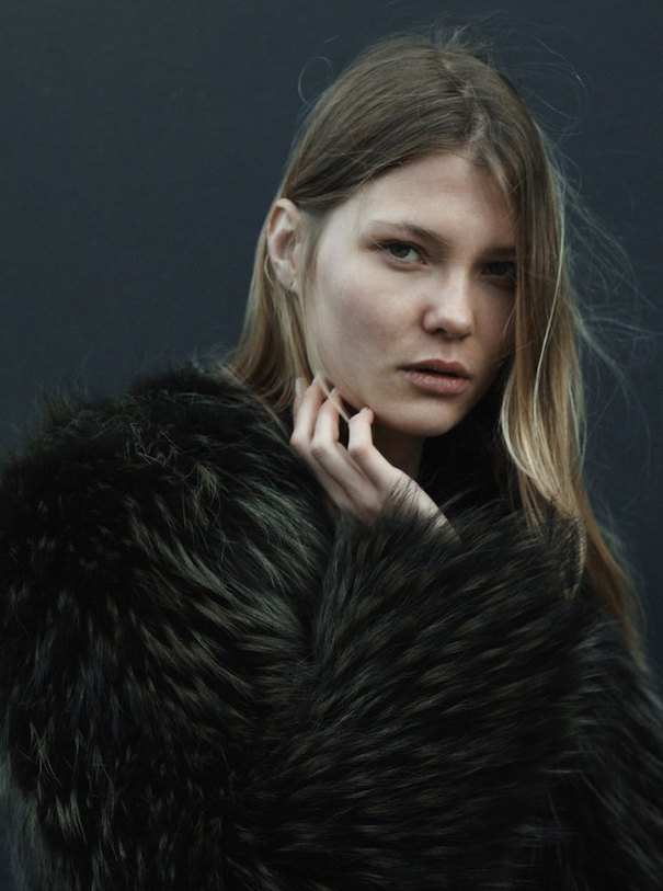 Model Berlin Fashionweek Blond Hair Faux Fur Jacket Dark Background