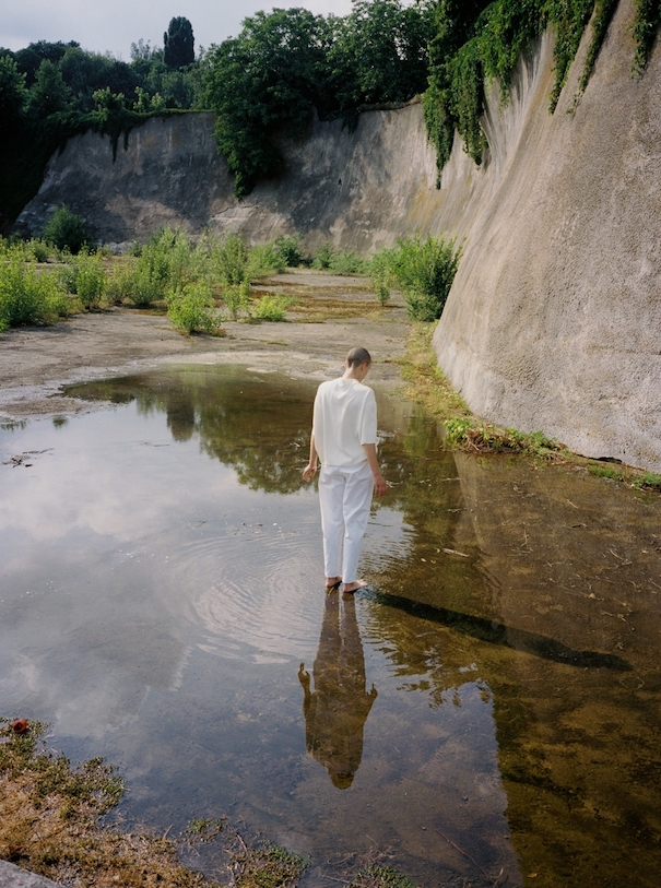 Foto von Masha Demianova Russland Mann steht im Wasser Reflektion