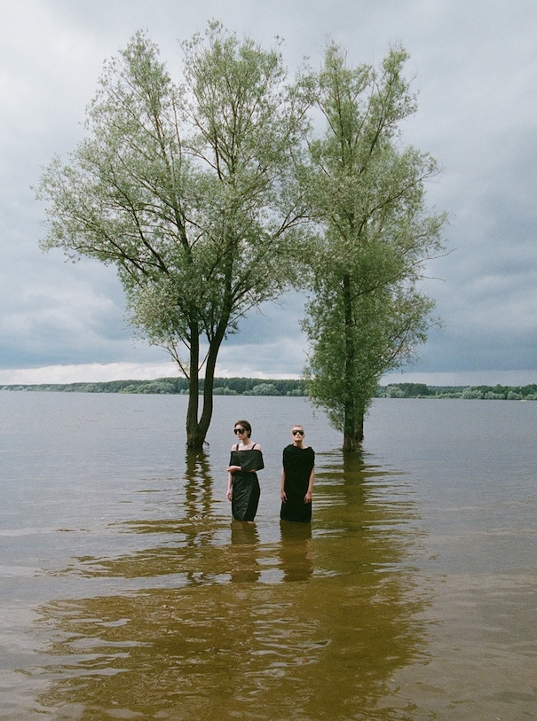 Masha Demianova Fotografie zwei Bäume und zwei Frauen knietief im Wasser