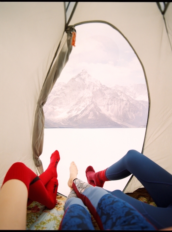 Paweł Kocan_Image1 Zwei Frauen im Zelt Blick nach draußen auf See und Berge