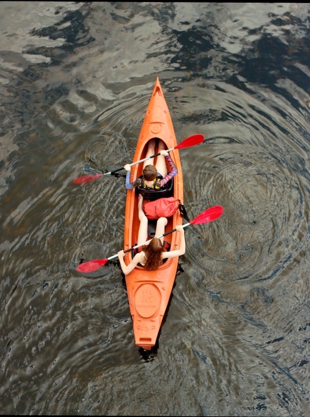 Paweł Kocan_Image8 ruderboot im wasser tor orange Foto von Pawel Kocan