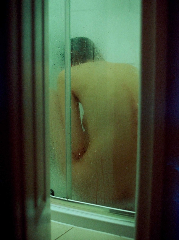 Frau in der Dusche fotografiert von Wiktor Malinowski