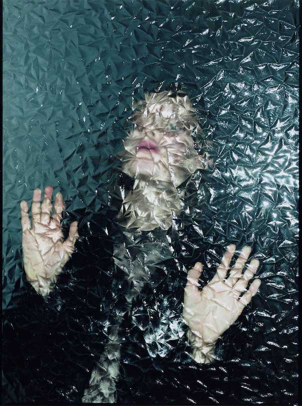 Frau hinter Glas fotografiert von Wiktor Malinowski