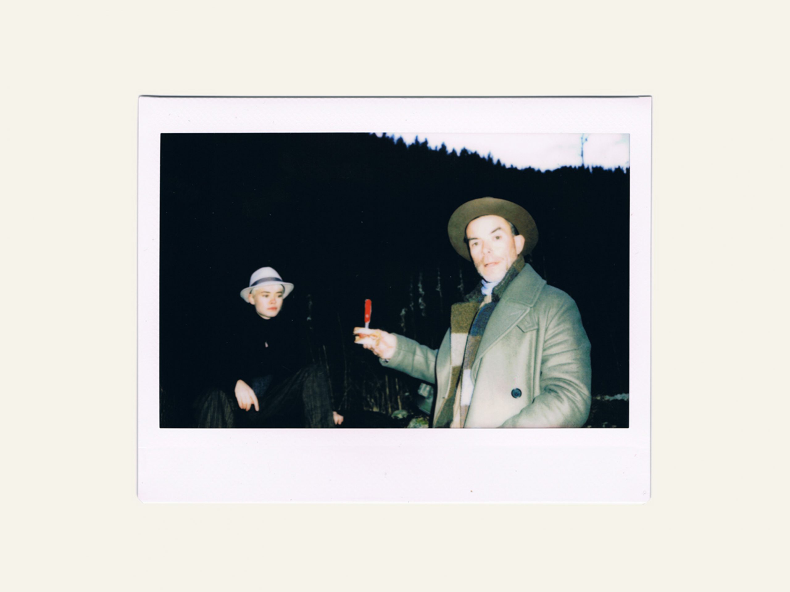 Polaroids Wanderung Schwarzwald Markus und Maike am Brotzeit machen