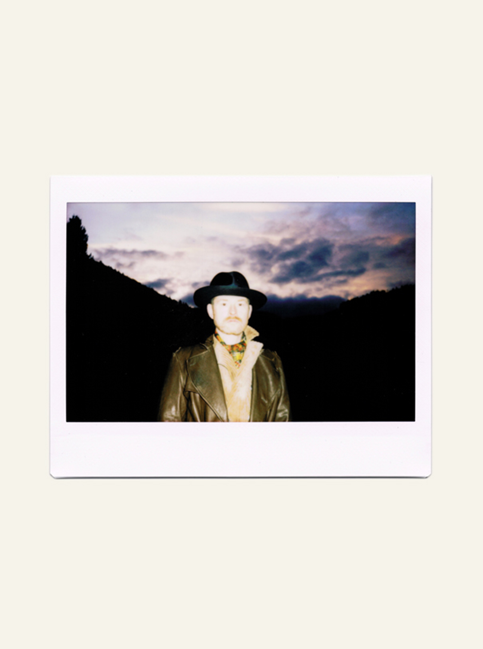 Gregor Polaroid beim Wandern im Schwarzwald