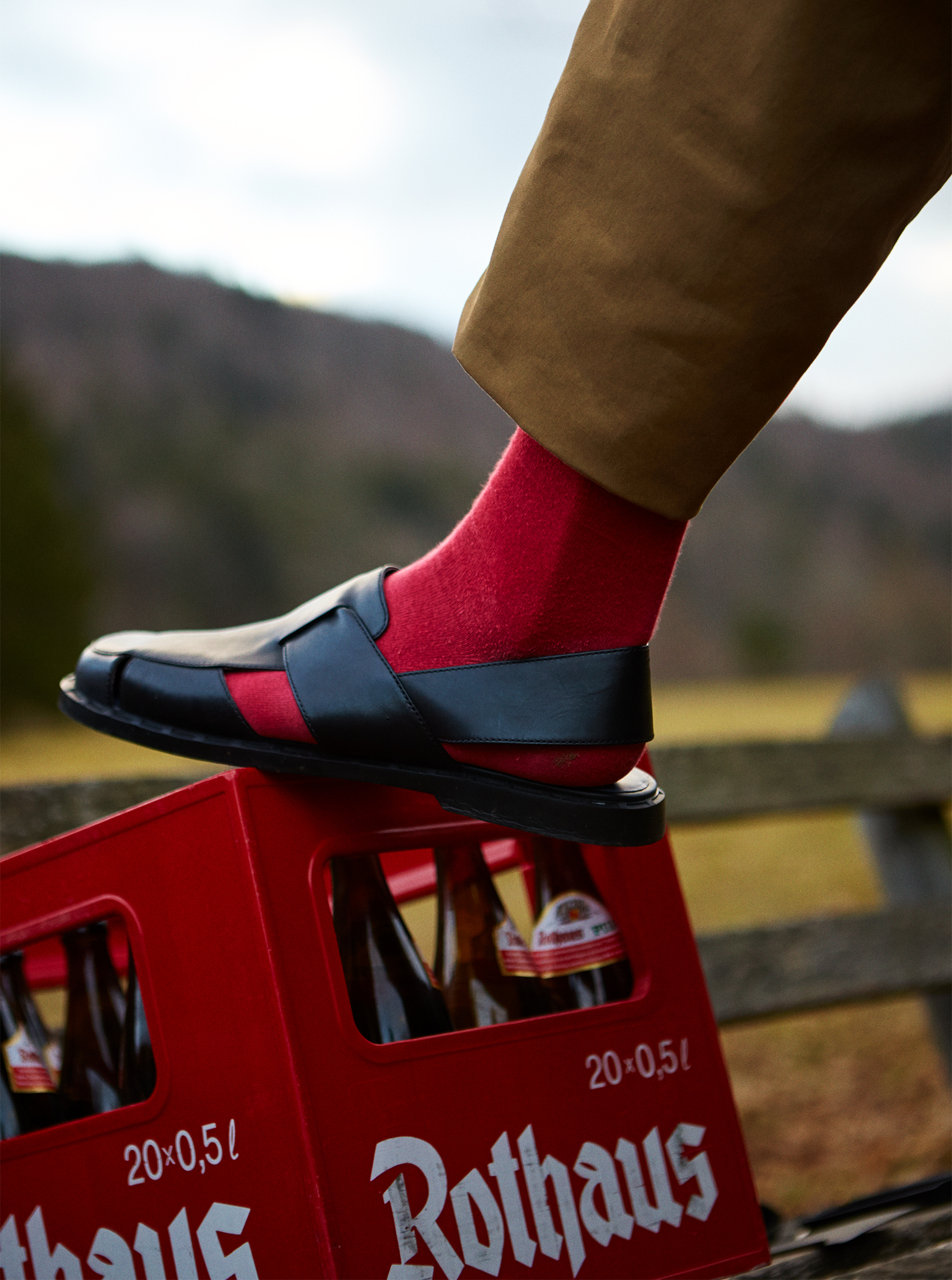 auf eine Reise gehen mit Rothaus Bier und roten Falke Socken