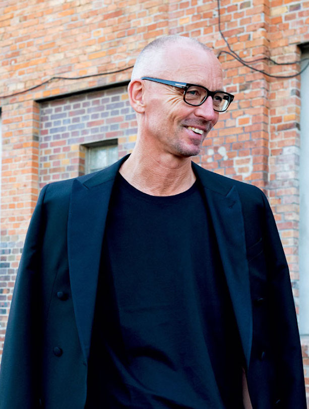 Ingo Wilts black jacket black tshirt glasses photo portrait