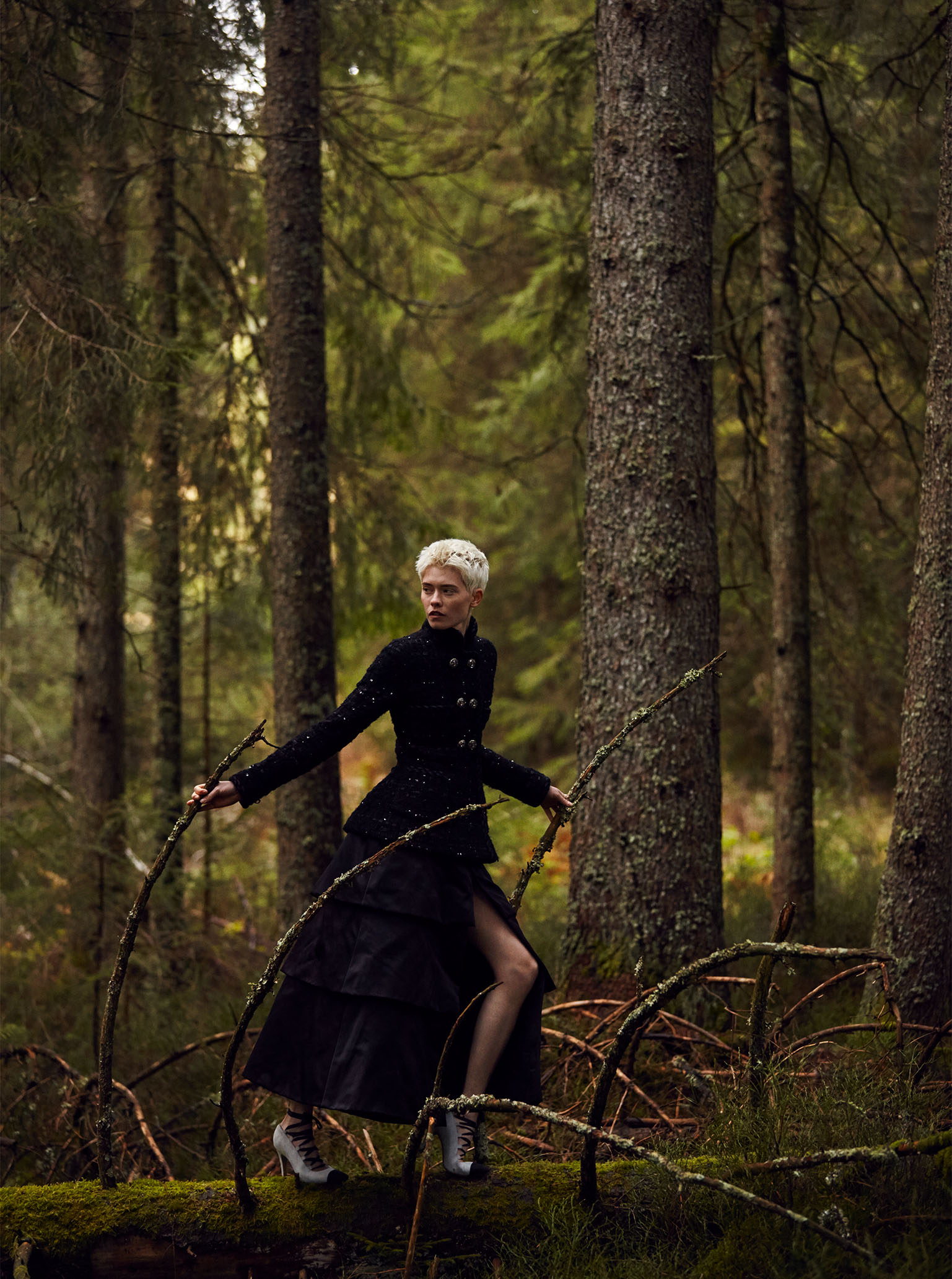 Chanel Haute Couture Maike Inga rennt durch Schwarzwald
