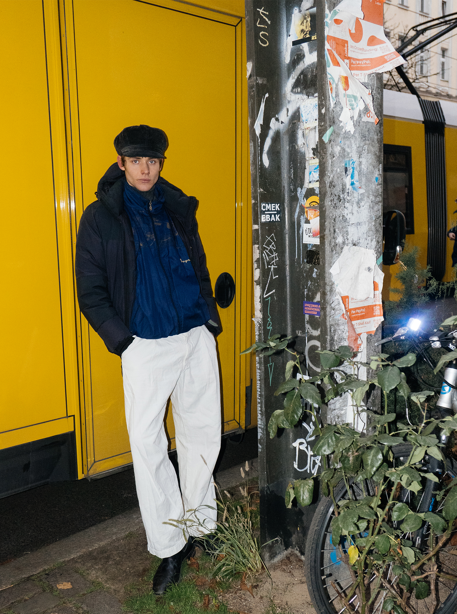 Antropogia i obserwacja column Kuba Dabrowski white trousers berlin