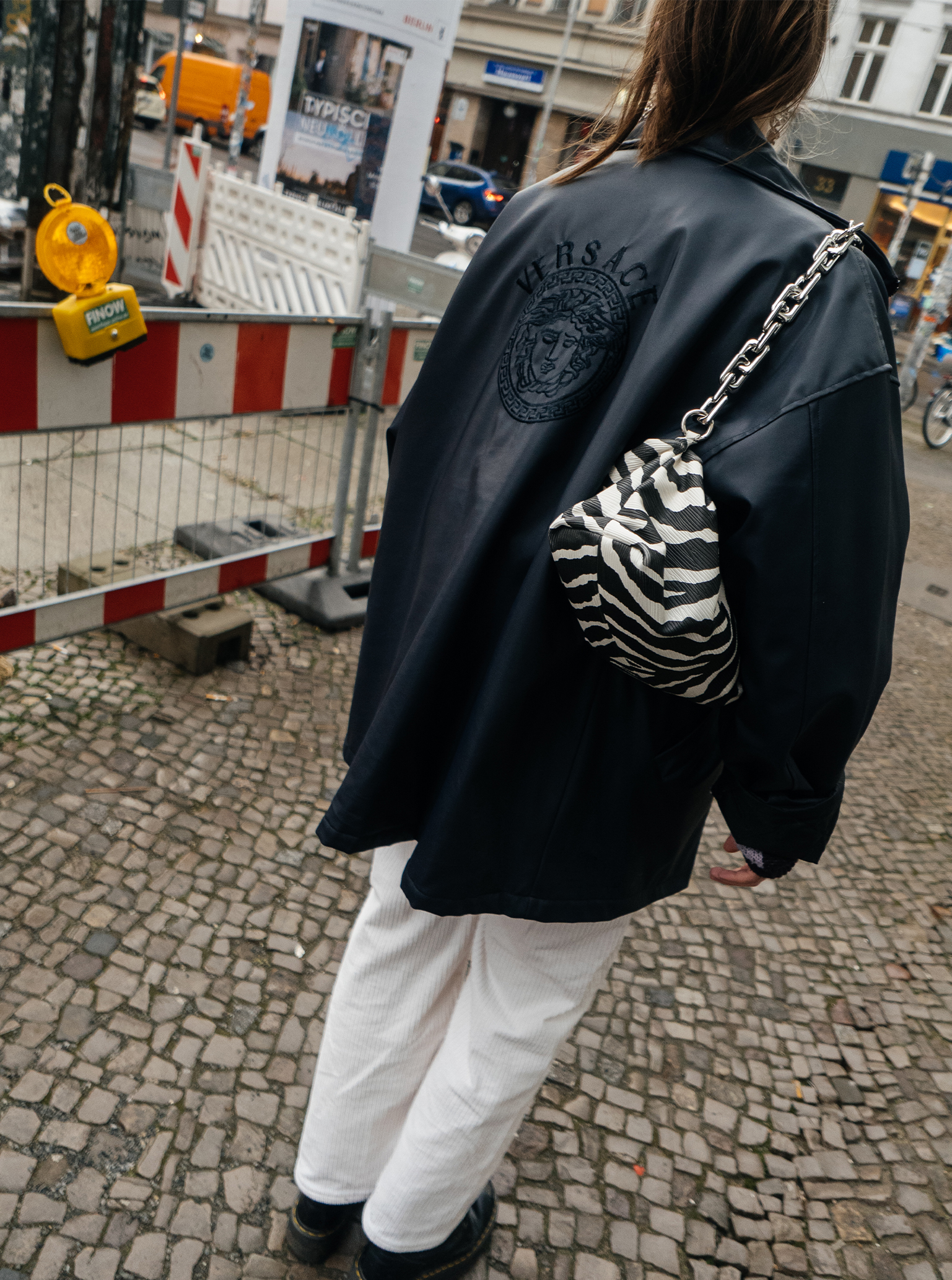 Antropogia i obserwacja streetstyle column White pants white trousers trend Berlin Versace jacket