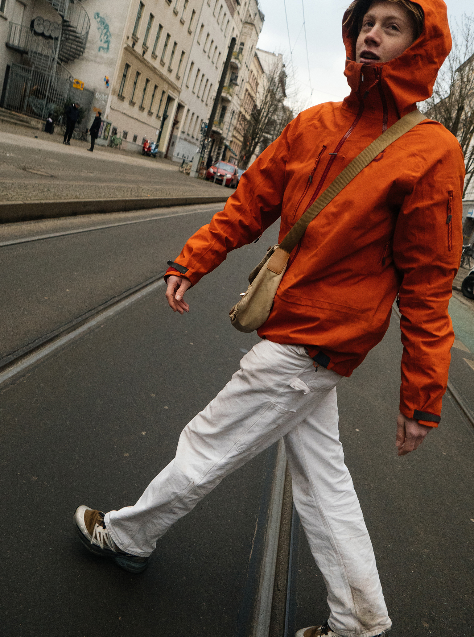 Antropogia i obserwacja streetstyle 2 Kuba white pants berlin streetstyle