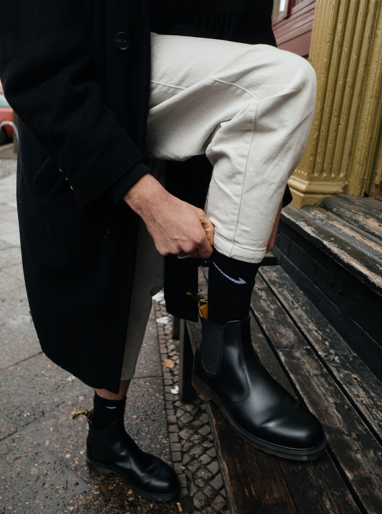 Antropogia i obserwacja Kuba street photography White trousers black boots