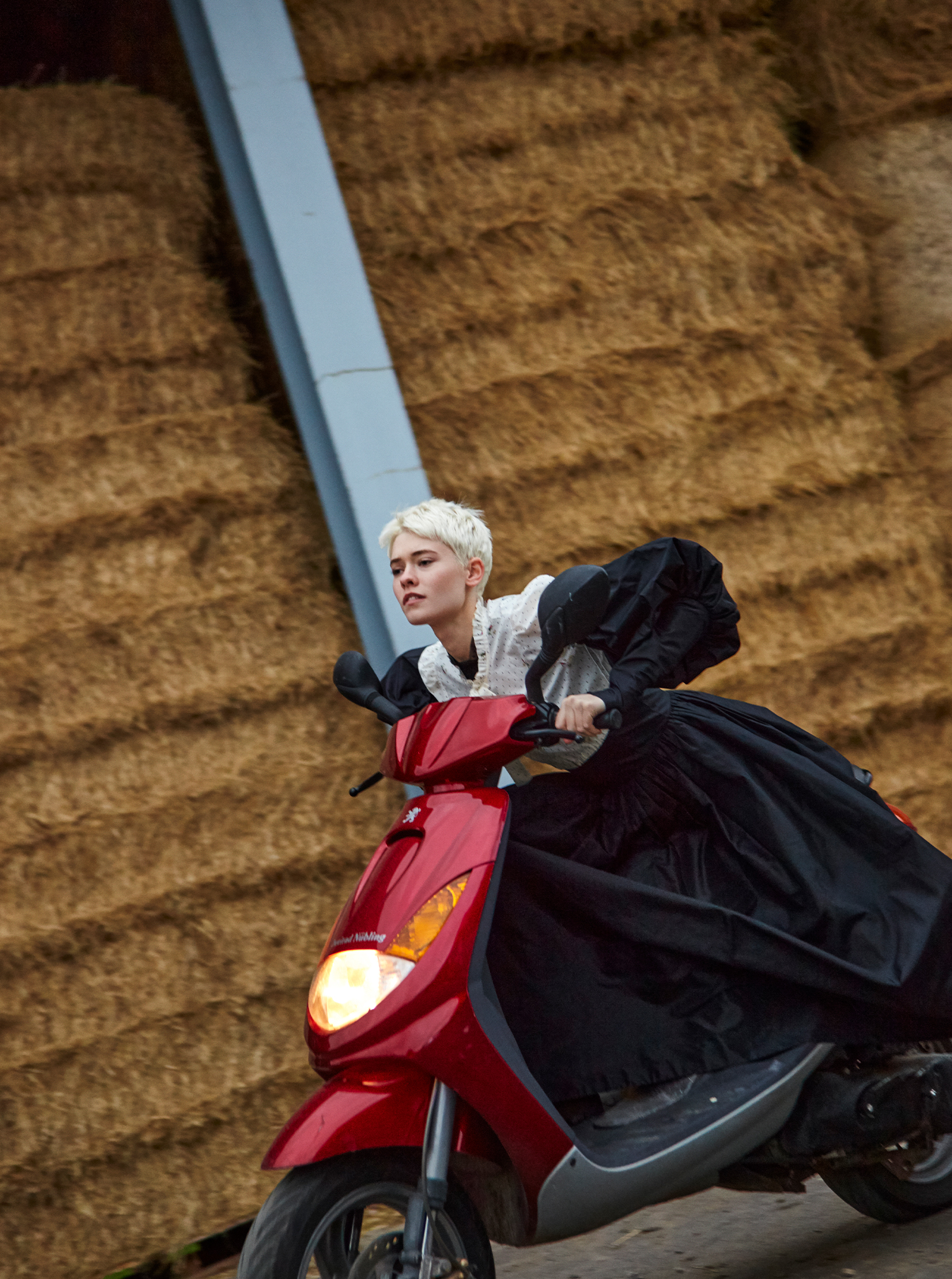 julia von der heide lieblingsfotos maike auf dem roller