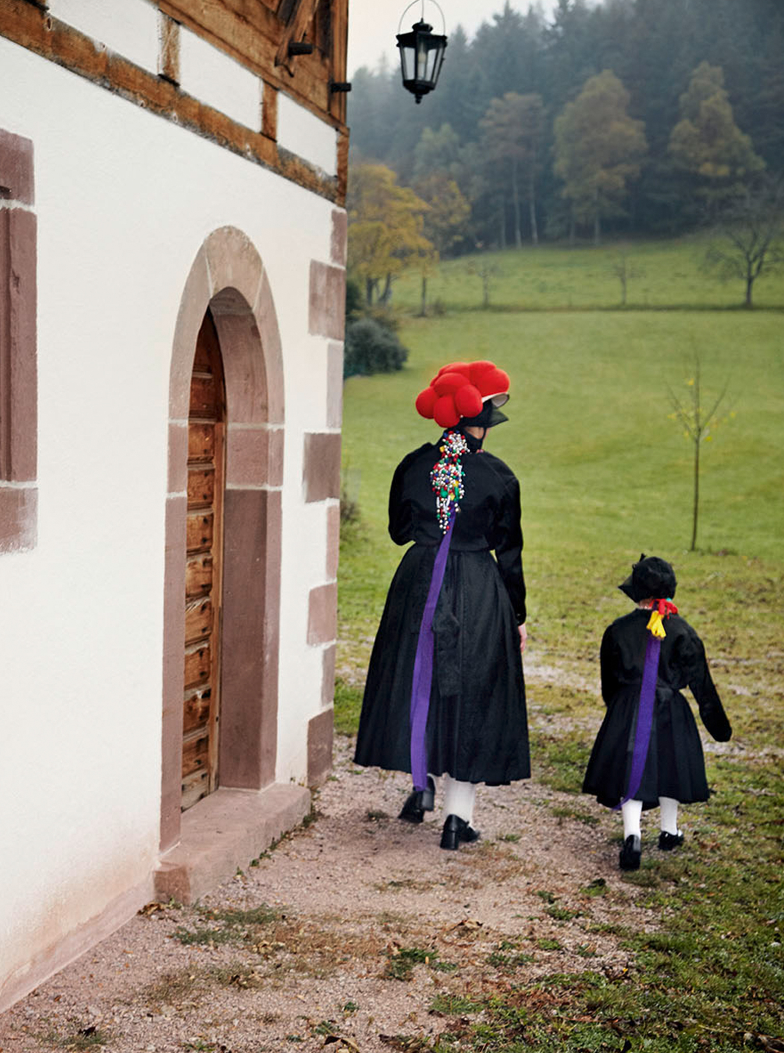 Buch Gregor Hohenberg Trachten Bollenhut Dirndl Traditionelle Kleidung Deutschland