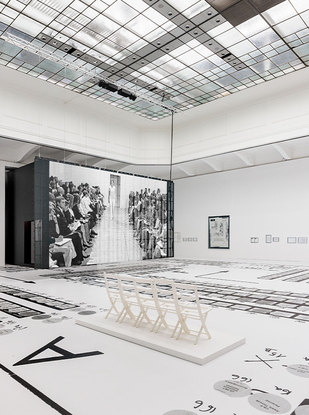 Helmut Lang, Interieur des Helmut Lang Flagship Stores, 80 Greene Street, New York, gestaltet von Helmut Lang und Gluckman Mayner Architects (1997), Fotografie von Paul Warchol (1998). MAK Helmut Lang Archive. Courtesy of hl-art.