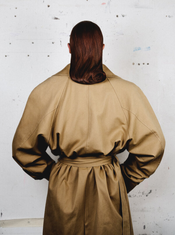 Ella Loudon in trenchcoat VAUTRAIT