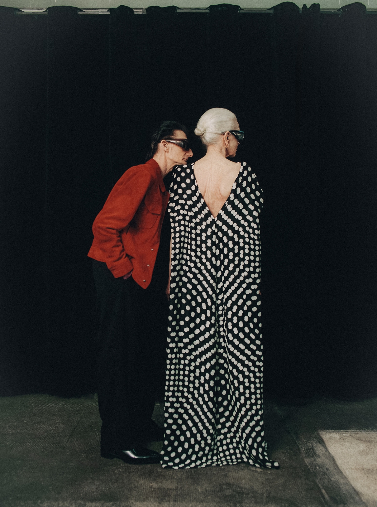 Steve: Jacket, pants and shoes TOM FORD; Sunglasses SAINT LAURENT. Anna: Dress DRIES VAN NOTEN; Sunglasses SAINT LAURENT