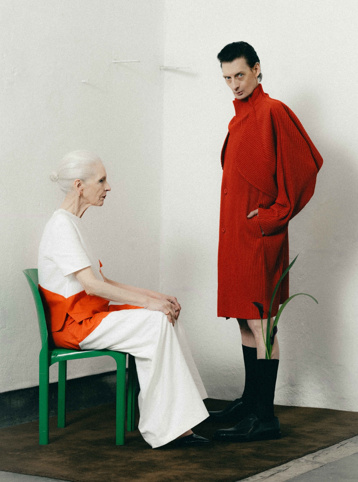 Anna: Total look AKRIS. Steve: Coat IM MEN; Shoes and socks EMPORIO ARMANI